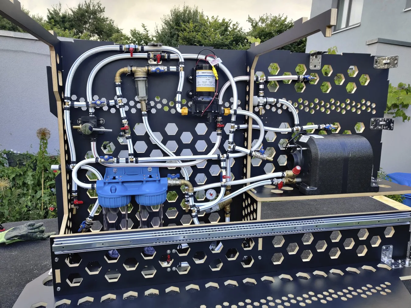 Wasser-, Warmluft und Gassystem — Bild 1