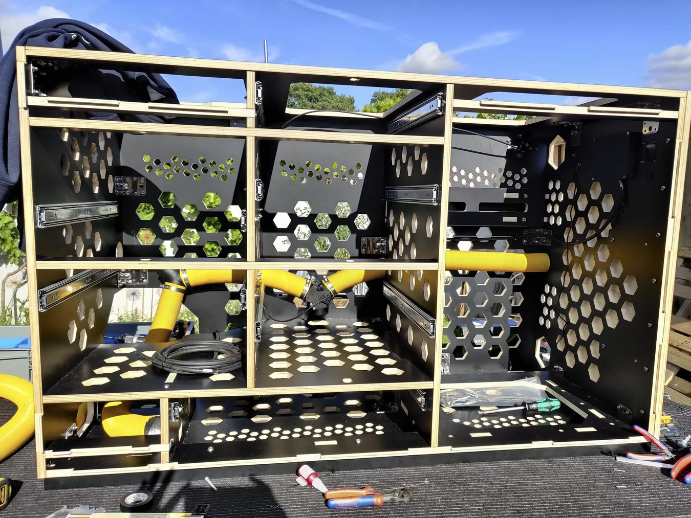 Wasser-, Warmluft und Gassystem — Bild 2